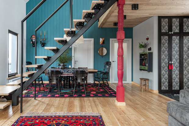 В текстиле прослеживаются вкусы хозяев: ковры с традиционными татарскими, кавказскими, алтайскими рисунками отражают интерес к культурным истокам.