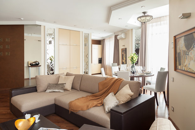 Интерьер гостиной в классическом стиле с элементами современного стиля