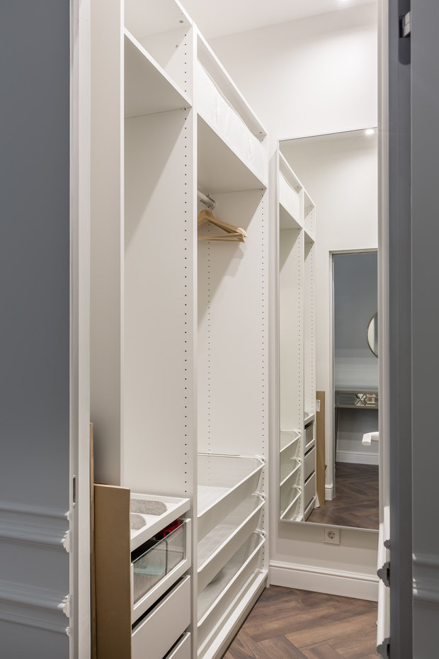 Фотография: Гардеробная в стиле Современный, Классический, Квартира, Проект недели, Москва, 2 комнаты, 60-90 метров, Muzahouse – фото на INMYROOM