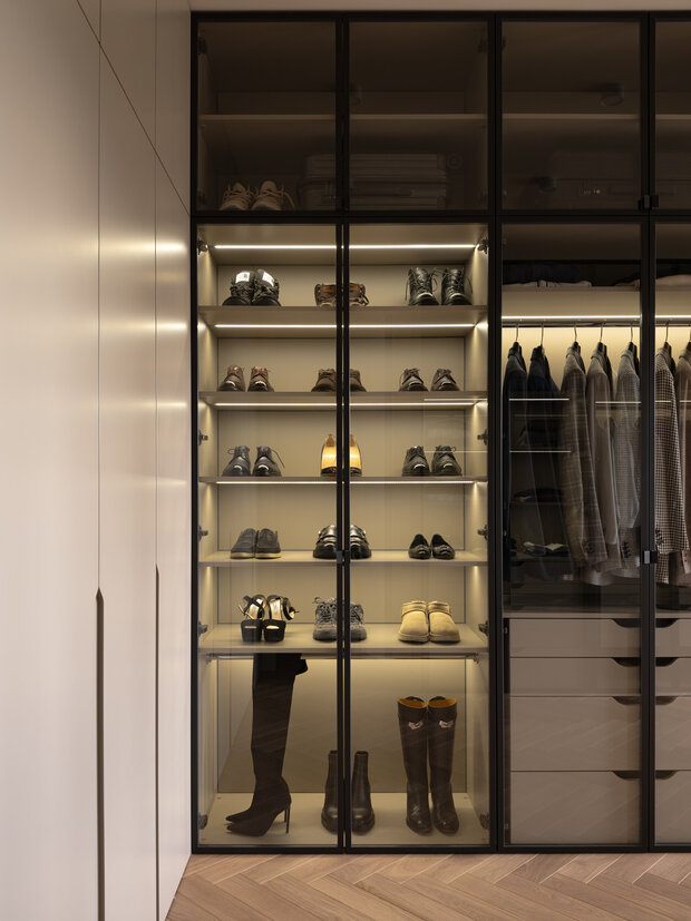 Фотография: Гардеробная в стиле Современный, Минимализм, Квартира, Проект дня, Москва, Кирпичный дом, 3 комнаты, Более 90 метров, Патриаршие пруды – фото на INMYROOM