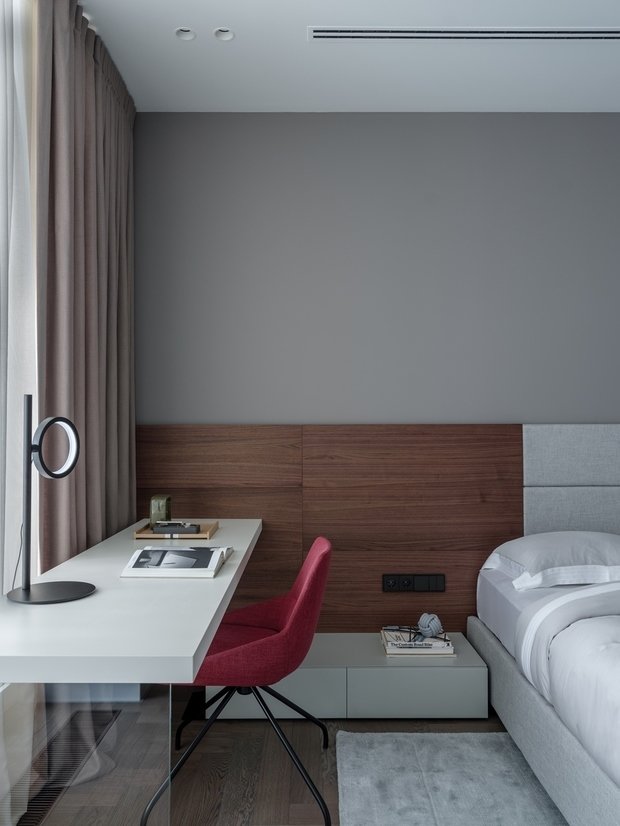 Фотография: Спальня в стиле Минимализм, Современный, Квартира, Проект дня, Москва, архитектурная студия MOPS, Ольга Хованская, Мария Степанова, 4 и больше, Более 90 метров, Монолитно-кирпичный, Эксклюзивные проекты, Наталья Поздняк – фото на INMYROOM