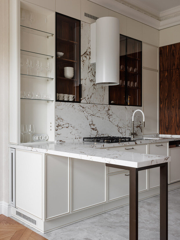 Фотография: Кухня и столовая в стиле Классический, Современный, Эклектика, Квартира, Проект дня, Санкт-Петербург, Кирпичный дом, 4 и больше, Более 90 метров, Эксклюзивные проекты, современный с элементами классики и роскоши, Елена Куртина, Жанна Тульнова – фото на INMYROOM