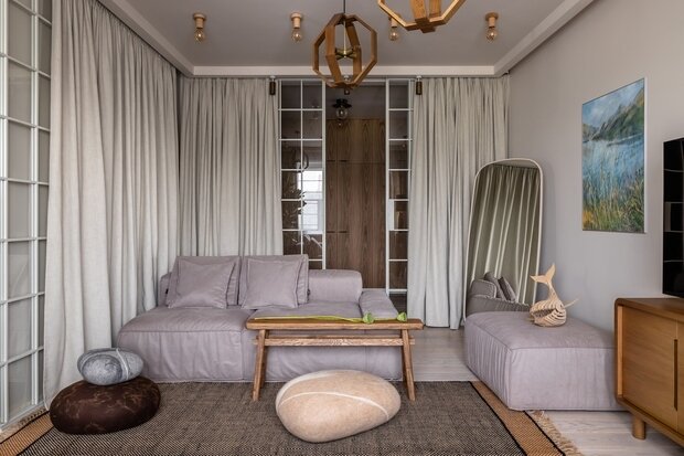 В интерьере много картин Александры Журавлевой с морскими природными сюжетами из разных уголков мира.