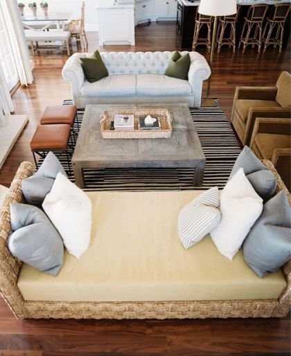 Фотография: Гостиная в стиле Скандинавский, Интерьер комнат, Мебель и свет, Диван, Потолок – фото на INMYROOM