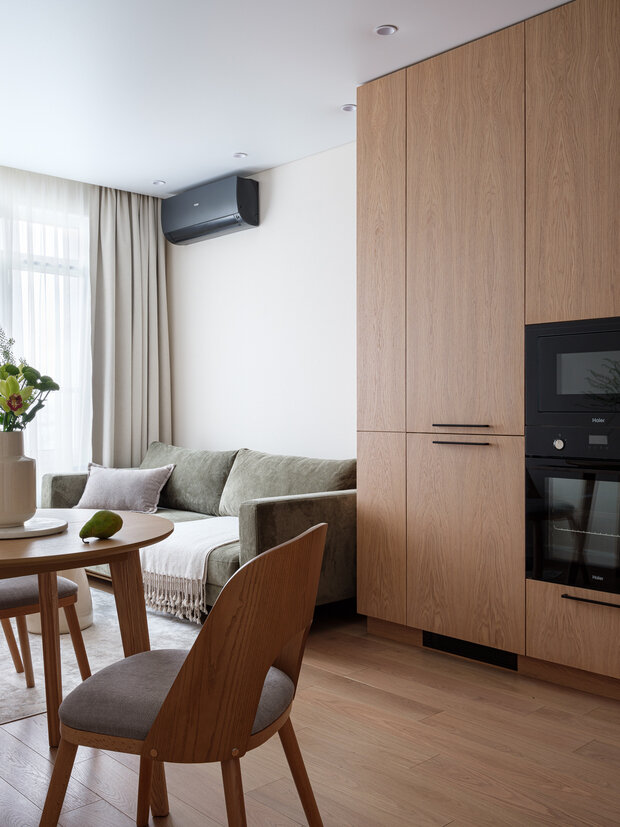 Фотография: Кухня и столовая в стиле Современный, Малогабаритная квартира, Квартира, Проект дня, Москва, 2 комнаты, до 40 метров – фото на INMYROOM