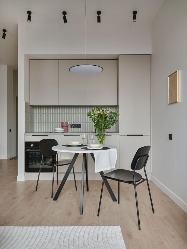 Фотография: Кухня и столовая в стиле Современный, Минимализм, Квартира, Проект дня, Москва, 2 комнаты, 40-60 метров, современный с элементами минимализма и скандинавского стиля, ЖК «Зиларт», Зоя Закалюжная – фото на INMYROOM