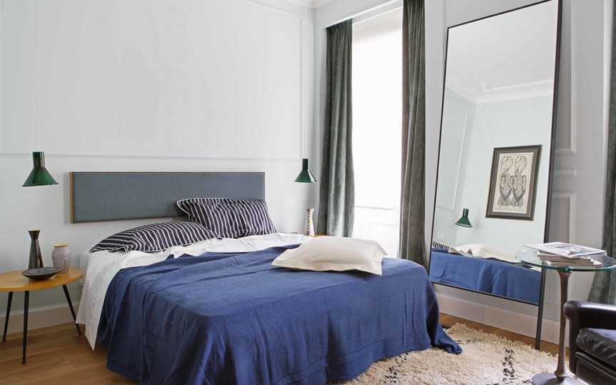 Фотография: Спальня в стиле Современный, Декор интерьера, Малогабаритная квартира, Квартира, Дома и квартиры, Советы, Зеркало – фото на INMYROOM Фотография: Спальня в стиле Современный, Декор интерьера, Малогабаритная квартира, Квартира, Дома и квартиры, Советы, Зеркало – фото на INMYROOM