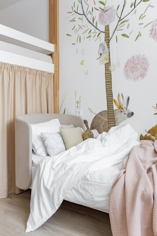 В качестве акцента использовано панно Eijffinger с милым акварельным рисунком. На противоположной стене — в пару обои Loymina, ограниченные молдингом.