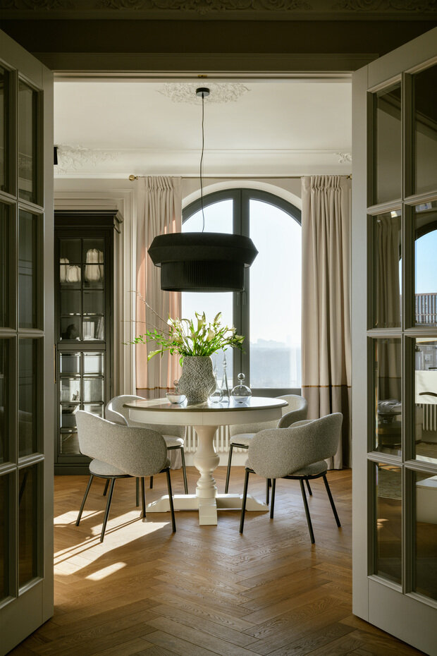Фотография: Кухня и столовая в стиле Классический, Современный, Эклектика, Квартира, Проект дня, Монолитный дом, 4 и больше, Более 90 метров, современный с элементами классики и роскоши, Тата Шушнина – фото на INMYROOM