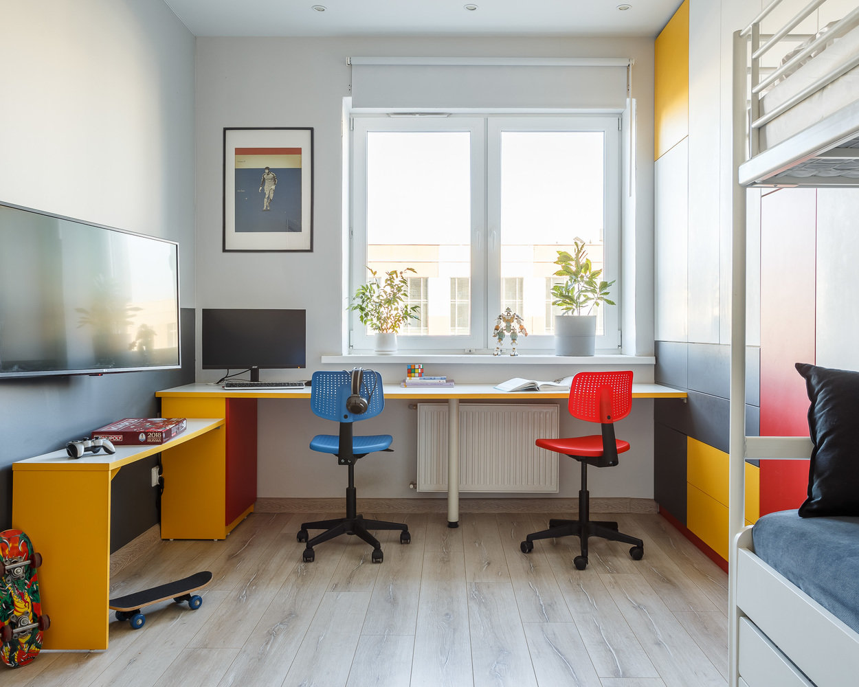 В детской стены под покраску, сделали художественную роспись в виде футбольных ворот, чтобы поддержать увлечение мальчишек. В этой же комнате в зоне ТВ возле рабочего стола часть стены окрасили грифельной краской. Очень удобно: можно оставлять расписание уроков и другие важные заметки.