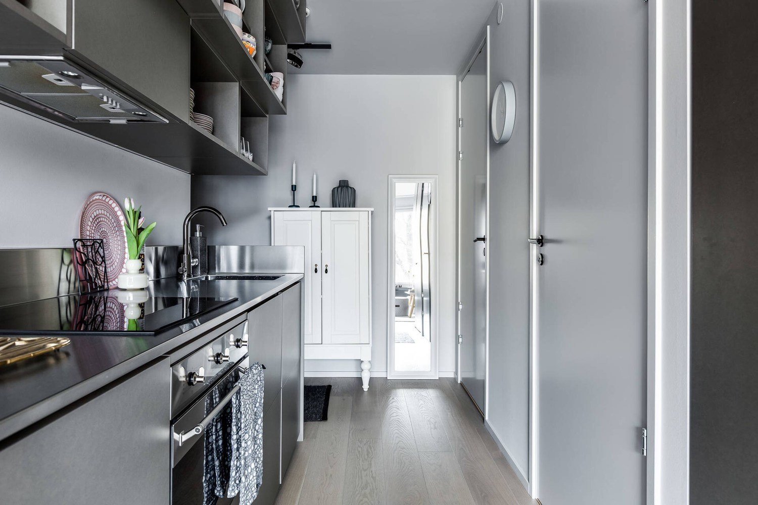 Фотография: Кухня и столовая в стиле Скандинавский, Декор интерьера, Малогабаритная квартира, Квартира, Швеция, Серый, идеи для малогабариток, как оформить малогабаритку, дизайн малогабаритки, 1 комната, до 40 метров, энциклопедия_интерьер – фото на INMYROOM Фотография: Кухня и столовая в стиле Скандинавский, Декор интерьера, Малогабаритная квартира, Квартира, Швеция, Серый, идеи для малогабариток, как оформить малогабаритку, дизайн малогабаритки, 1 комната, до 40 метров, энциклопедия_интерьер – фото на INMYROOM