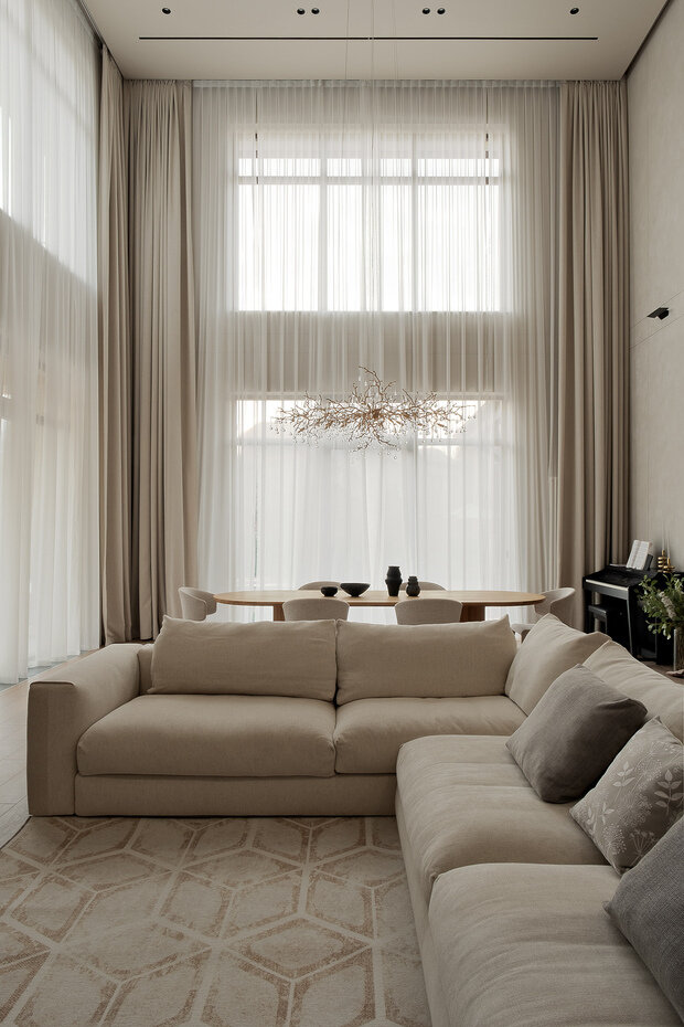 Фотография: Гостиная в стиле Современный, Минимализм, Дом, Проект дня, Дом и дача, Московская область, 4 и больше, Более 90 метров, Барвиха, современный с элементами классики и роскоши – фото на INMYROOM