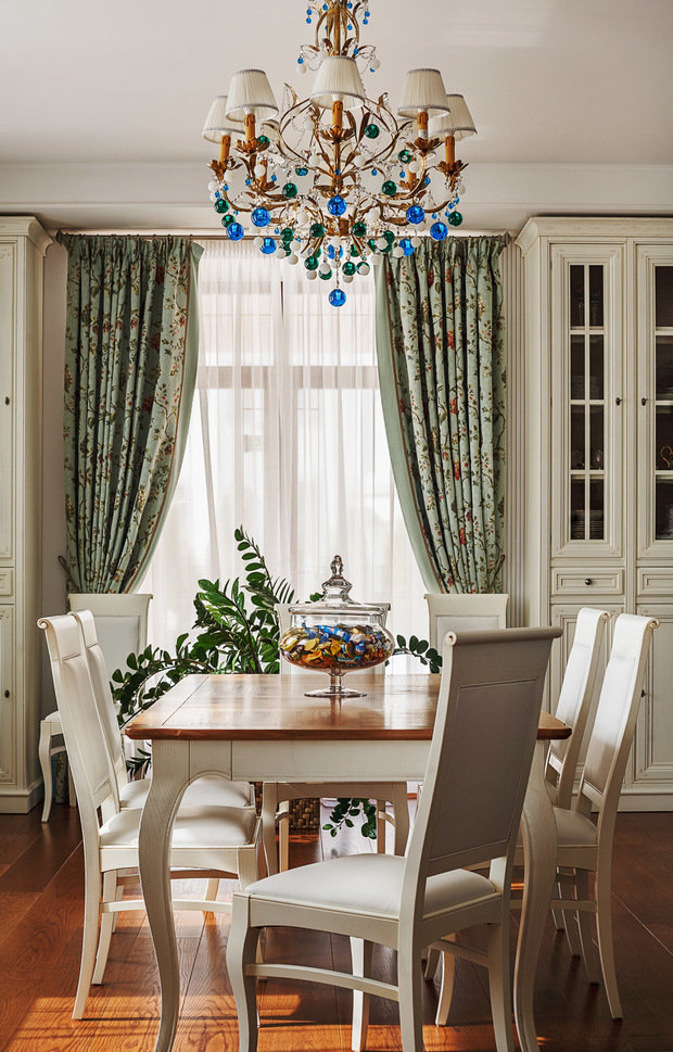 Фотография: Кухня и столовая в стиле Классический, Дом, Проект недели, Дом и дача, Московская область, Сергей Красюк, мансарда в загородном доме, Елена Лапшина, Berloga, комната для подростка, детская для девочки – фото на INMYROOM