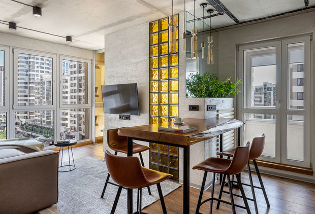 Плинтусы выбрали алюминиевые, это связано с тем, что в ванную комнату и гардеробную поставили двери-невидимки в алюминиевой коробке. Алюминиевые плинтуса тоненькие и являются графическим продолжением канта двери-невидимки.