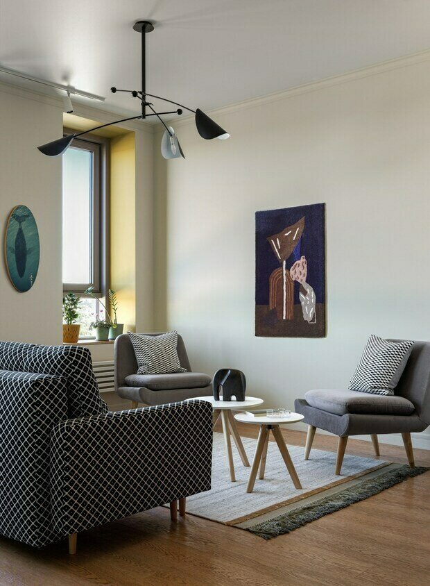 С помощью декора и текстиля удалось сделать интерьер интереснее и богаче по фактурам и принтам.