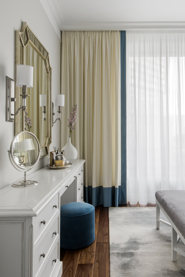 Светлая мебель и нежные кремовые шторы облегчают интерьер и придают ему более современный вид.