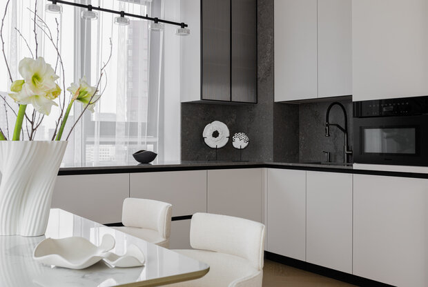 Фотография: Кухня и столовая в стиле Современный, Квартира, Проект дня, Монолитный дом, 3 комнаты, Более 90 метров, Эксклюзивные проекты, Оксана Галактионова, минимализм с элементами современного дизайна – фото на INMYROOM