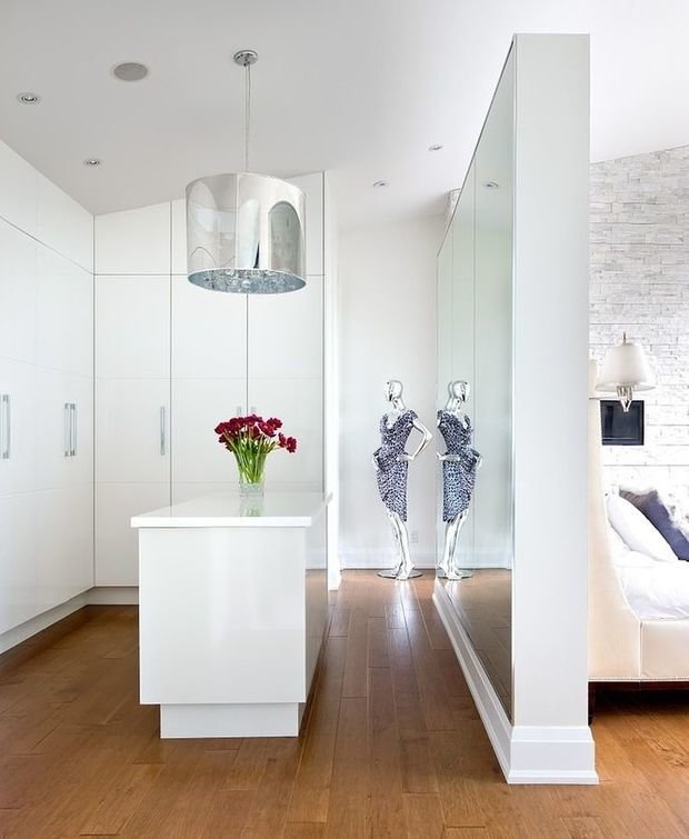 Фотография: Кухня и столовая в стиле Хай-тек, Малогабаритная квартира, Квартира, Советы, Бежевый, Бирюзовый, Зонирование, как зонировать комнату, как зонировать однушку, как зонировать однокомнатную квартиру – фото на INMYROOM