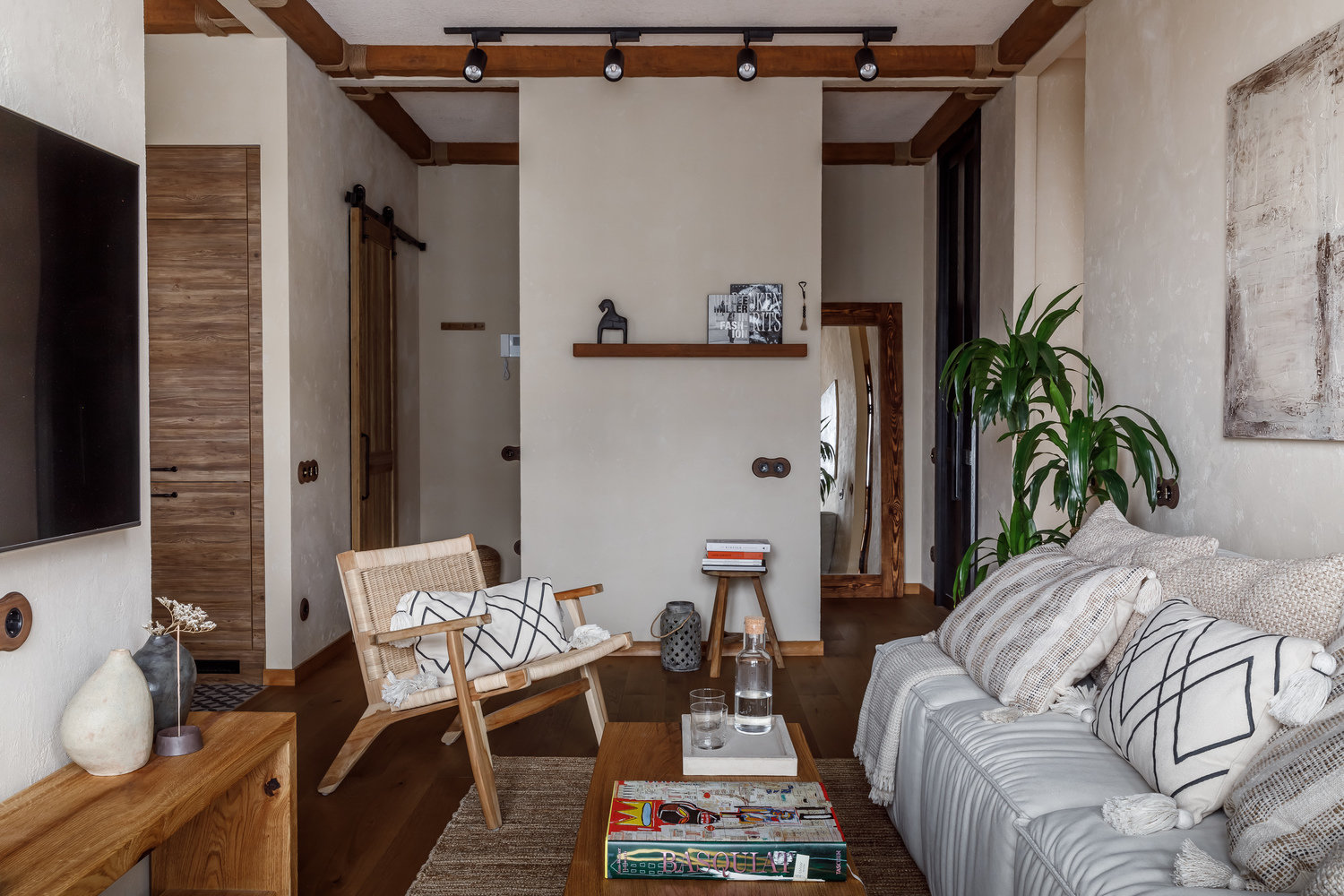 На полке в гостиной рядом с книгами стоит черный конь. Один из авторов проекта и декоратор Яна Кондратьева была уверена, здесь просто необходим такой конь — символ защиты человека в буддийской культуре. На полке в гостиной рядом с книгами стоит черный конь. Один из авторов проекта и декоратор Яна Кондратьева была уверена, здесь просто необходим такой конь — символ защиты человека в буддийской культуре.