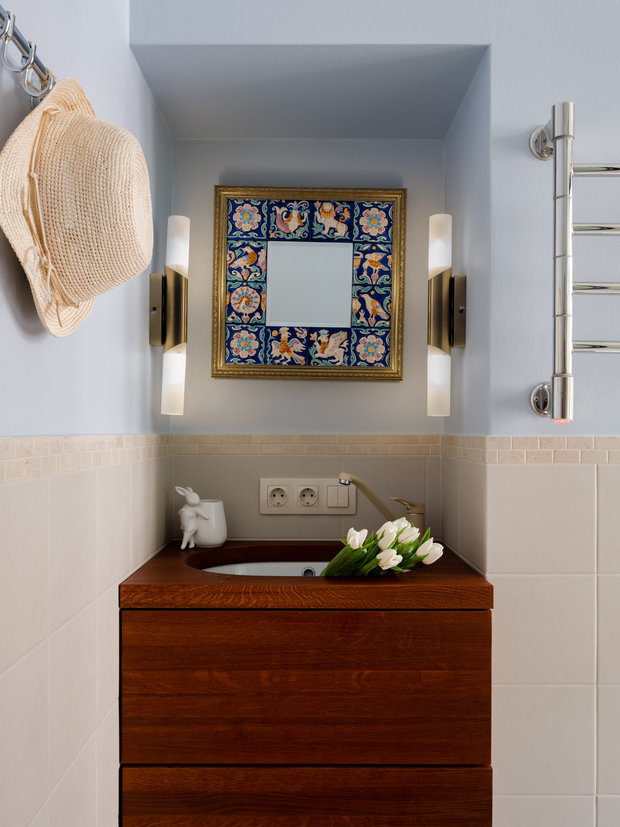 Тумбу с раковиной вписали в имеющуюся нишу.