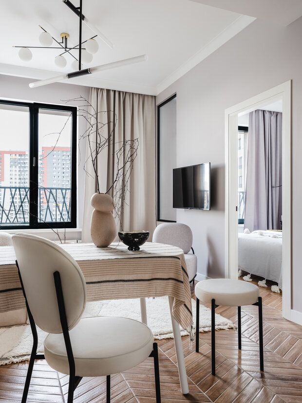 Монументальное кресло Gawaii и обеденные стулья с черными акцентными ножками — все заказывали на INMYROOM.