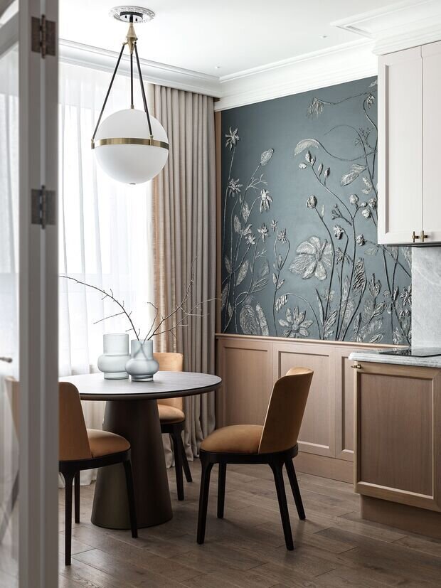 На кухне возле обеденного стола можно заметить панно «Цветы на ветру», созданное строителем вручную из гипса.