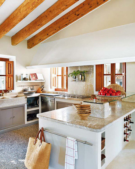 Фотография: Кухня и столовая в стиле Прованс и Кантри, Дом, Дома и квартиры, Балки, Майорка – фото на InMyRoom.ru