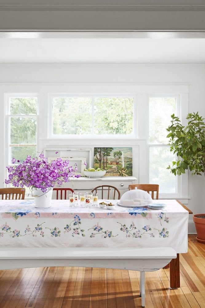 Фотография: Кухня и столовая в стиле Прованс и Кантри, Декор интерьера, Дом, США, Белый, Дом и дача – фото на INMYROOM Фотография: Кухня и столовая в стиле Прованс и Кантри, Декор интерьера, Дом, США, Белый, Дом и дача – фото на INMYROOM