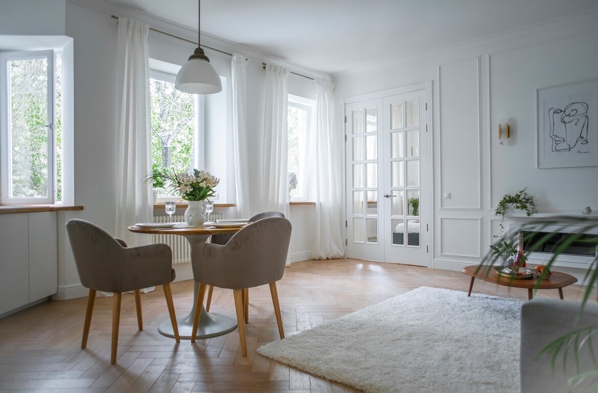 Стол с деревянной столешницей выполнен на заказ, за ним можно с комфортом разместиться с друзьями.