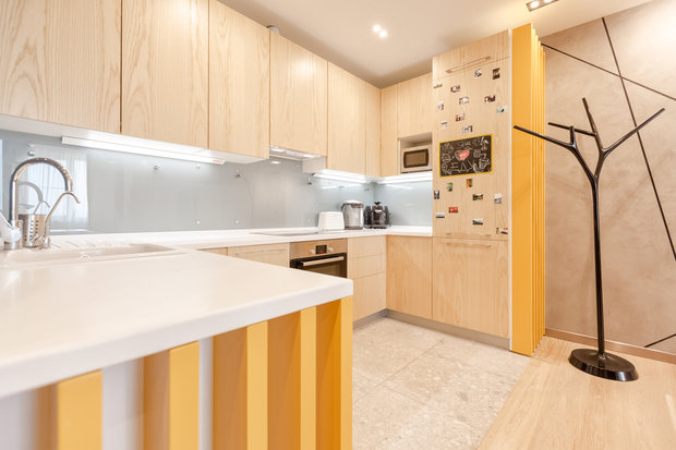 Фотография: Кухня и столовая в стиле Минимализм, Современный, Квартира, Eames, Gorenje, Проект недели, Москва, Бежевый, Dulux, Желтый, Серый, Декоративная штукатурка, Коричневый, Граффити, SLV, ИКЕА, кирпич в интерьере, кирпичная стена, кирпичная стена в интерьере, идеи перепланировки однушки, перепланировка однокомнатной квартиры, современный интерьер, Roca, Porcelanosa, освещение в спальне, Lightstar, Jacob Delafon, Kermi, Centrsvet, как организовать хранение на небольшом метраже, перепланировка студии, кирпичный клинкер, квартира в современном стиле, сценарии освещения, Grohе, хранение книг в небольшой квартире, перепланировка однушки, современный стиль в интерьере, как из однушки сделать двушку, кирпичная кладка в интерьере, современные сценарии освещения, как создать современный и модный интерьер, керамогранит под дерево, Estetica, интерьер с кирпичной кладкой, декоративное освещение в квартире, Megalux, Valentin, Arline, Italline, Constance Guisse, Terhuerne, Calcebeton, Moorbrand, Виктория Золина, Zi-Design Interiors – фото на INMYROOM