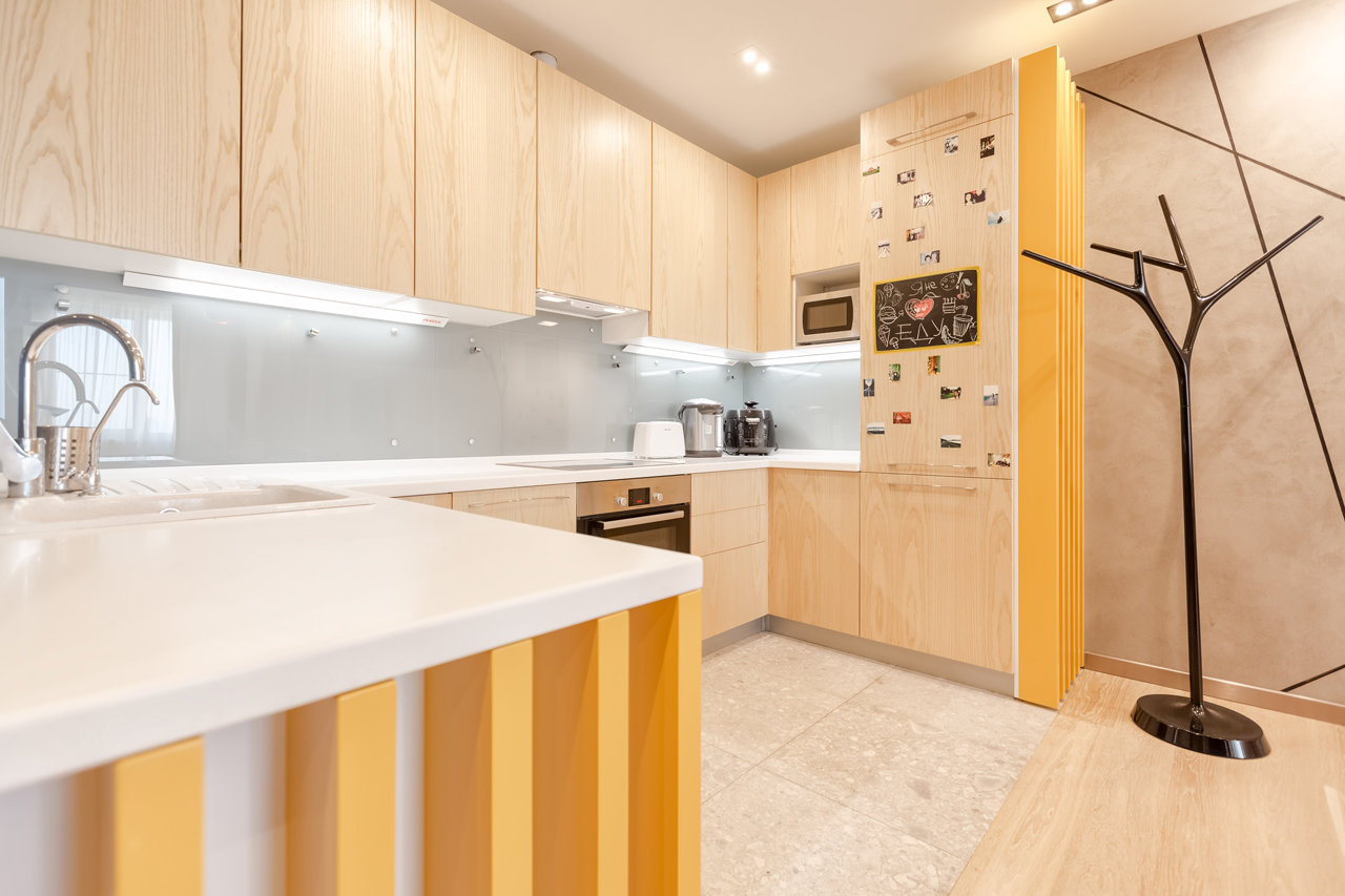 Фотография: Кухня и столовая в стиле Минимализм, Современный, Квартира, Eames, Gorenje, Проект недели, Москва, Бежевый, Dulux, Желтый, Серый, Декоративная штукатурка, Коричневый, Граффити, SLV, ИКЕА, кирпич в интерьере, кирпичная стена, кирпичная стена в интерьере, идеи перепланировки однушки, перепланировка однокомнатной квартиры, современный интерьер, Roca, Porcelanosa, освещение в спальне, Lightstar, Jacob Delafon, Kermi, Centrsvet, как организовать хранение на небольшом метраже, перепланировка студии, кирпичный клинкер, квартира в современном стиле, сценарии освещения, Grohе, хранение книг в небольшой квартире, перепланировка однушки, современный стиль в интерьере, как из однушки сделать двушку, кирпичная кладка в интерьере, современные сценарии освещения, как создать современный и модный интерьер, керамогранит под дерево, Estetica, интерьер с кирпичной кладкой, декоративное освещение в квартире, Megalux, Valentin, Arline, Italline, Constance Guisse, Terhuerne, Calcebeton, Moorbrand, Виктория Золина, Zi-Design Interiors – фото на INMYROOM