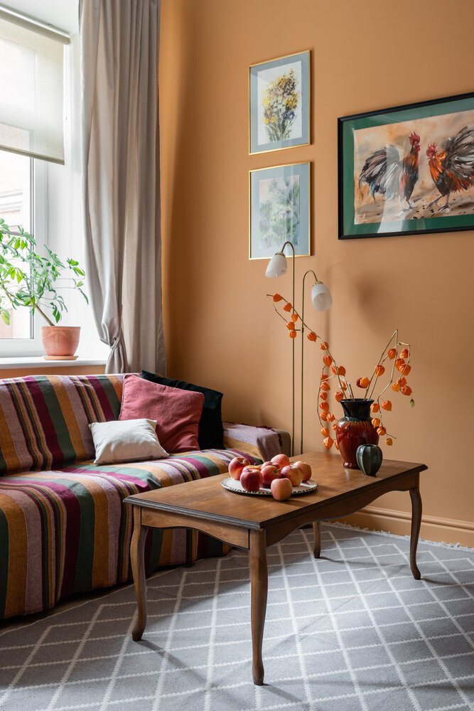 В интерьере много керамики с цветной глазурью, цветного винтажного стекла. В интерьере много керамики с цветной глазурью, цветного винтажного стекла.