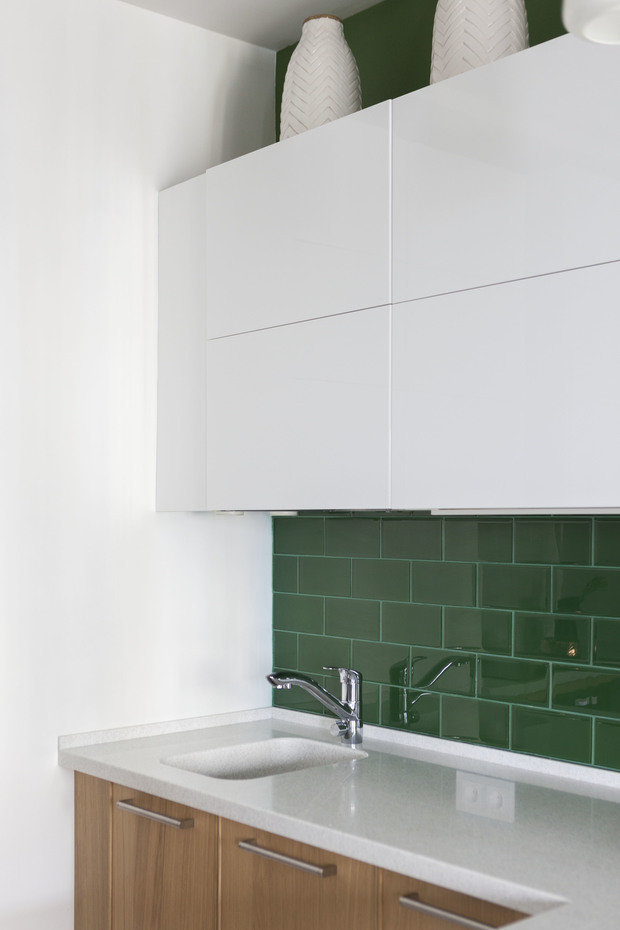 Фотография: Кухня и столовая в стиле Минимализм, Малогабаритная квартира, Квартира, Проект недели, Москва, Монолитный дом, 2 комнаты, до 40 метров, Юлия Беляева – фото на INMYROOM