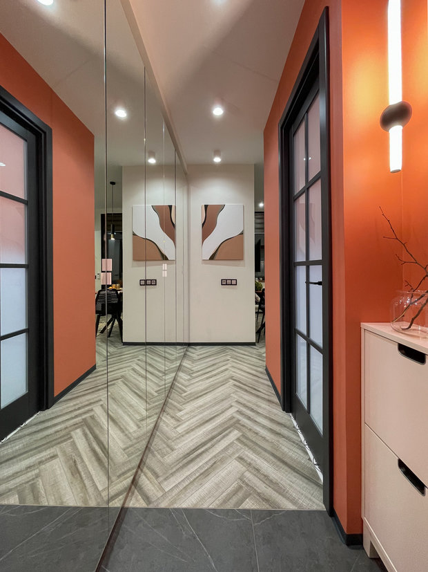 Чтобы увеличить количество естественного света в прихожей, фасады шкафов сделали зеркальными. Вдобавок они отлично расширяют пространство.