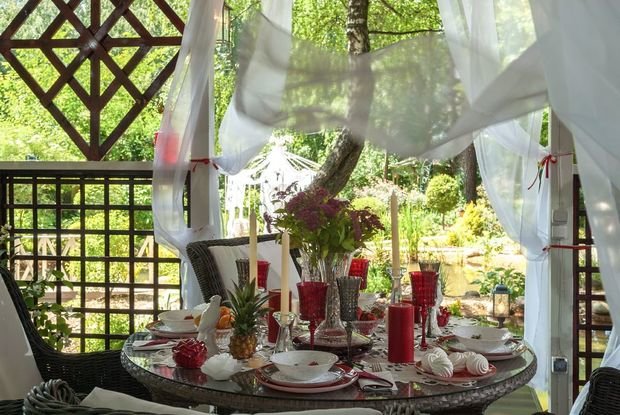 Фотография: Терраса в стиле Восточный, Классический, Россия, MW-LIGHT, Белый, Дача, Красный, Коричневый, Подмосковье, Дом и дача, 4SiS, A&D Home, Террадек, Хомгарт, Фундекс, Ruflex, Елена Кунците, как построить беседку, кровля из черепицы, деревянный каркас у беседки – фото на INMYROOM