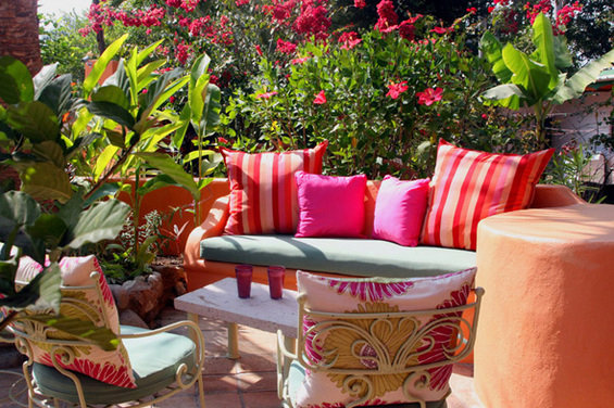 Фотография: Терраса в стиле Прованс и Кантри, Цвет в интерьере, Дома и квартиры, Городские места, Отель, Подушки, Мексика – фото на INMYROOM