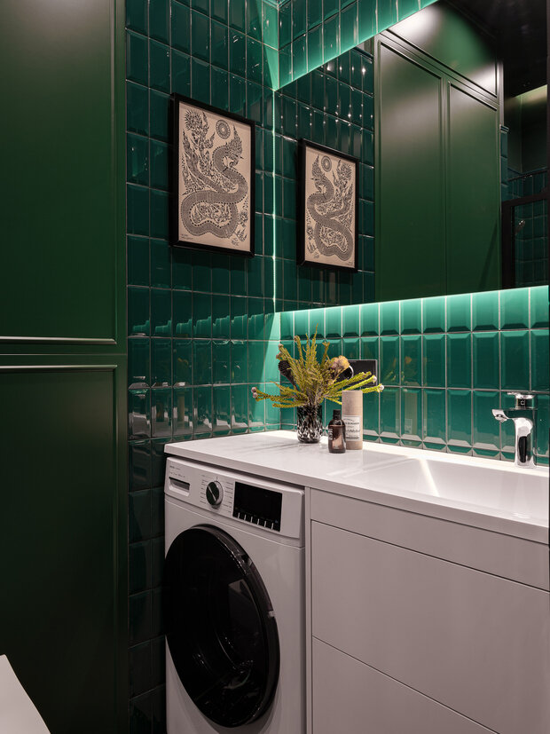 Картины и некоторый декор, использованные в интерьере, привезены заказчиками из разных стран Азии.