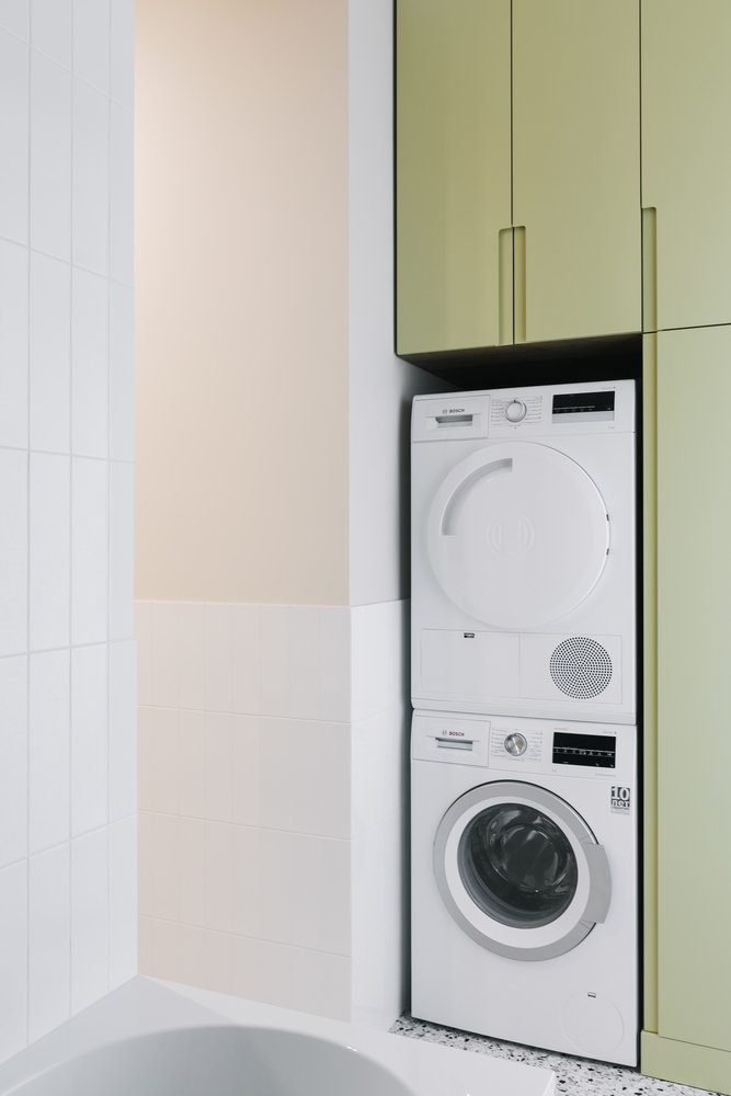 Хозяйственный шкаф отлично вписался в интерьер. В нем хранятся гладильная доска, стремянка и другие вещи, нужные в хозяйстве. Хозяйственный шкаф отлично вписался в интерьер. В нем хранятся гладильная доска, стремянка и другие вещи, нужные в хозяйстве.