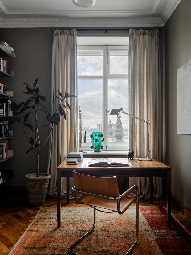 Интерьер кабинета в стиле минимализм с деревянным столом и креслом
