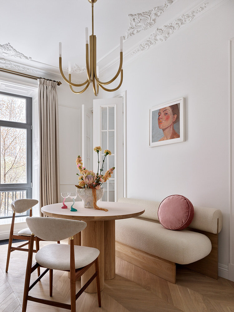 Одно из главных пожеланий заказчицы, которое дизайнеры удачно воплотили без потери функциональности и эстетики, — удобный, мягкий диванчик в обеденной зоне.