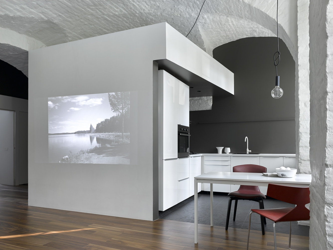 Фотография: Кухня и столовая в стиле Лофт, Минимализм, Квартира, Проект недели, Москва, Старый фонд, 3 комнаты, 60-90 метров, Арсений Борисенко, za bor – фото на INMYROOM Фотография: Кухня и столовая в стиле Лофт, Минимализм, Квартира, Проект недели, Москва, Старый фонд, 3 комнаты, 60-90 метров, Арсений Борисенко, za bor – фото на INMYROOM