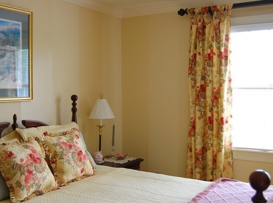 Фотография: Спальня в стиле Прованс и Кантри, Современный, Текстиль, Стиль жизни, Советы, Цветы – фото на INMYROOM Фотография: Спальня в стиле Прованс и Кантри, Современный, Текстиль, Стиль жизни, Советы, Цветы – фото на INMYROOM