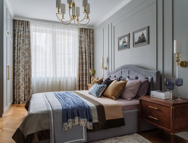 В спальне над изголовьем кровати — хозяйские акварели, которые нужно было вписать в интерьер. Они и задали цветовую гамму для этой комнаты.