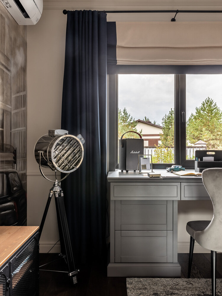 Рабочий стол стал продолжением подоконника — столешница и откосы выполнены из единого материала. Чтобы маленькое помещение смотрелось гармонично, цвет мебели подобрали в цвет стены. Рабочий стол стал продолжением подоконника — столешница и откосы выполнены из единого материала. Чтобы маленькое помещение смотрелось гармонично, цвет мебели подобрали в цвет стены.