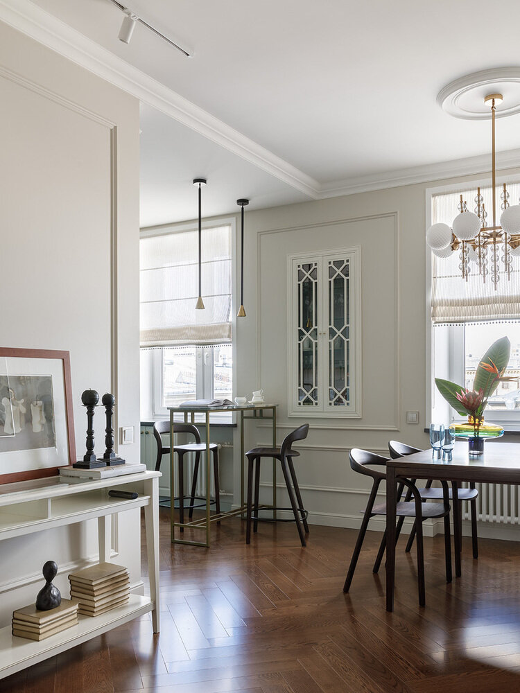 Барная стойка в столовой зоне выполнена по эскизам дизайнера из натурального камня. Специально для него изготовили металлическое основание. Стойка призвана визуально разграничить пространство для приготовления еды и столовую. Светильники над стойкой также визуально отделяют эти зоны. Барная стойка в столовой зоне выполнена по эскизам дизайнера из натурального камня. Специально для него изготовили металлическое основание. Стойка призвана визуально разграничить пространство для приготовления еды и столовую. Светильники над стойкой также визуально отделяют эти зоны.