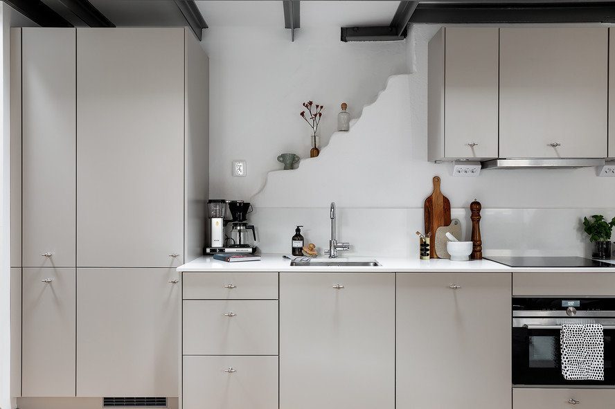 Фотография: Кухня и столовая в стиле Скандинавский, Гостиная, Кабинет, Декор интерьера, Квартира, Белый, Серый, 2 комнаты – фото на INMYROOM Фотография: Кухня и столовая в стиле Скандинавский, Гостиная, Кабинет, Декор интерьера, Квартира, Белый, Серый, 2 комнаты – фото на INMYROOM