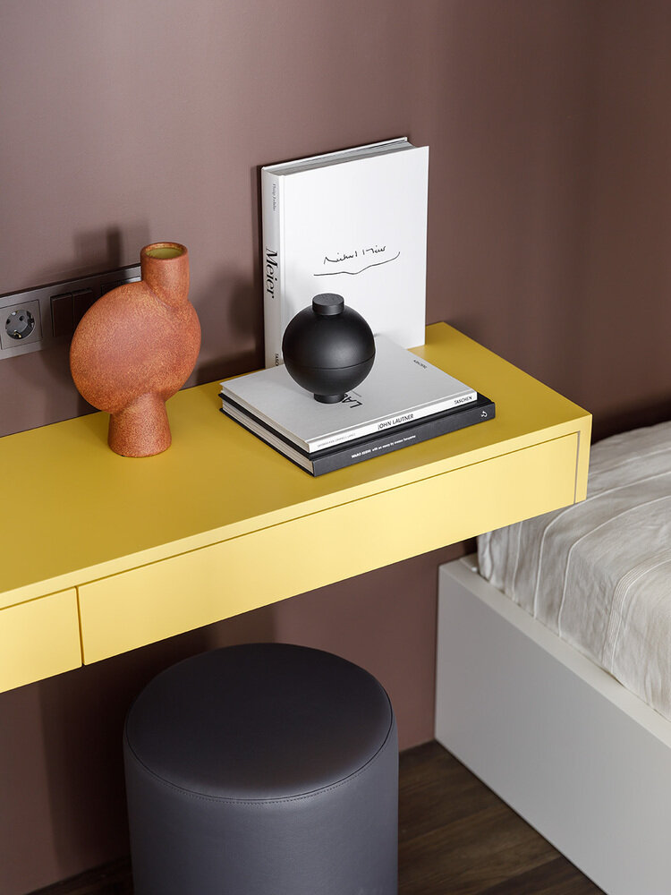 Все столярные изделия были выполнены на заказ, потому что в проекте нет ничего стандартного и все требовало индивидуального подхода.