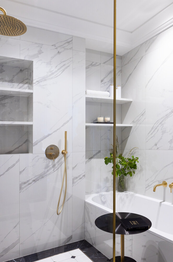 Для хранения предусмотрены ниши с тонкими полочками из керамогранита для многочисленных пузырьков, которые есть у каждого косметолога, полотенец и декора. Для хранения предусмотрены ниши с тонкими полочками из керамогранита для многочисленных пузырьков, которые есть у каждого косметолога, полотенец и декора.