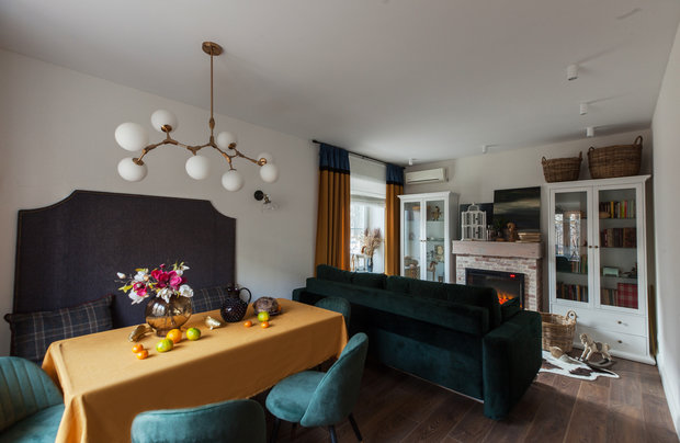 Два стеллажа у камина нашли в маркетплейсе INMYROOM.