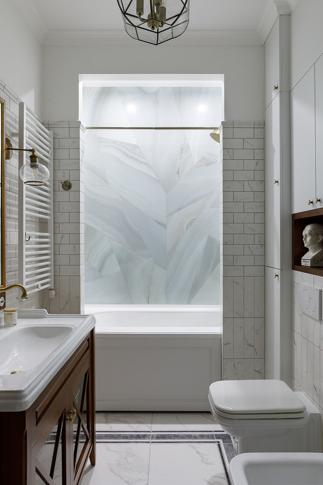 Ванная комната имела вытянутые размеры в плане, поэтому было решено раздробить помещение, возведя перегородку, отделяющую ванну.
Штора прячется за простенком этой перегородки. Ванная комната имела вытянутые размеры в плане, поэтому было решено раздробить помещение, возведя перегородку, отделяющую ванну.
Штора прячется за простенком этой перегородки.